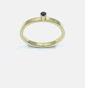 14 karaat geel gouden ring, hoogglans gepolijst 2mm breed met op de ring een gouden conische zetkast met een buitenmaat van 2,8mm waarin een zwarte diamant is gezet.