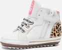 Witte hoge babysneaker met luipaardprint op de hiel, perforaties, roze details en 'SNEAKERS' op de veters.