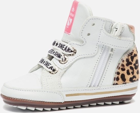 Witte hoge babysneaker met luipaardprint op de hiel, perforaties, roze details en 'SNEAKERS' op de veters.
