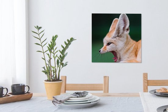 Zijaanzicht van een gapende woestijnvos Canvas 50x50 cm - Foto print op Canvas schilderij (Wanddecoratie woonkamer / slaapkamer) / Wilde dieren Canvas Schilderijen