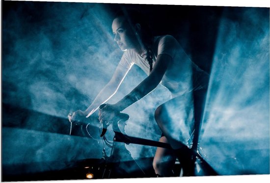 Dibond - Fietsende Vrouw met Blauwe Lampen en Rook - 120x80cm Foto op Aluminium (Met Ophangsysteem)
