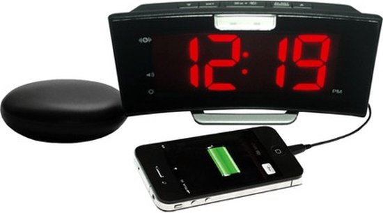 Zwarte wekker met rood display '12:19' naast een smartphone aan oplader, en zwarte trilknop.