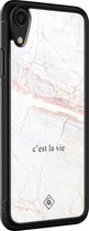 Casimoda® hoesje - Geschikt voor iPhone XR - C'est La Vie - Luxe Hard Case Zwart - Backcover telefoonhoesje - Bruin/beige