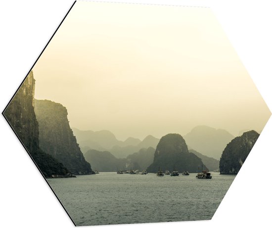 WallClassics - Dibond Hexagon - Ha Long Bay - Vietnam - 80x69.6 cm Foto op Hexagon (Met Ophangsysteem)