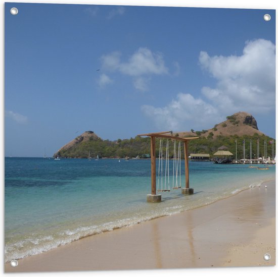WallClassics - Tuinposter – Schommels op een Tropisch Strand - 80x80 cm Foto op Tuinposter  (wanddecoratie voor buiten en binnen)