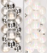 32x stuks kunststof kerstballen mix van zilver en parelmoer wit 4 cm - Kerstversiering