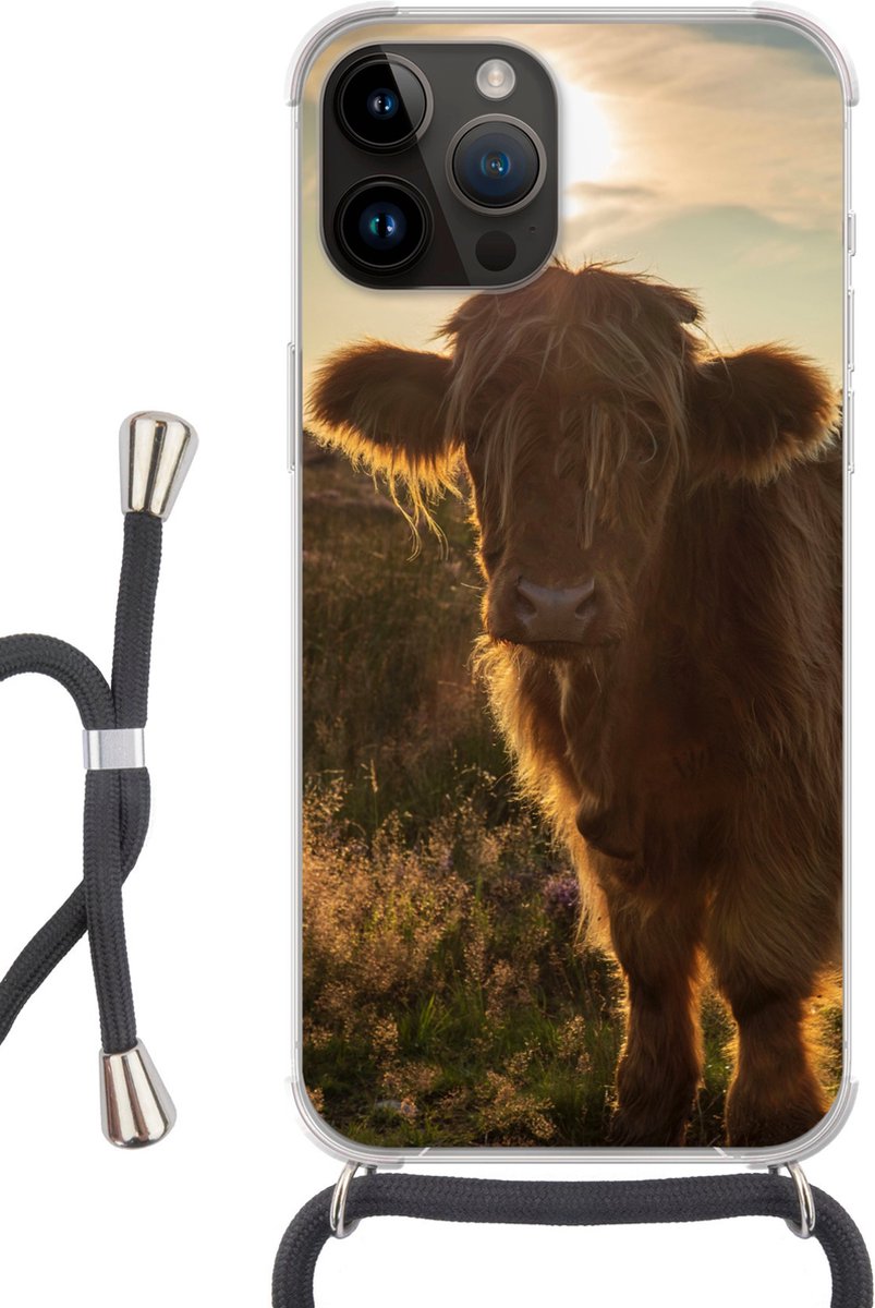 Telefoonhoesje Geschikt voor Apple Iphone 14 Pro Max - Schotse Hooglander - Zonsondergang - Gras - Siliconen - Crossbody - Backcover met Koord - Telefoonhoesje met koord - Hoesje met touw Telefoonhoesje