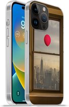 Geschikt voorApple Iphone 14 Pro - Softcase hoesje - Rode ballon vliegt langs raam in New York - Siliconen Telefoonhoesje