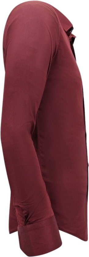 Chemise bordeaux en satin, vue de côté. Coupe ajustée.