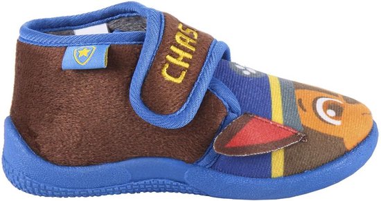 Bruine pantoffel met blauwe zool en klittenbandsluiting met "CHASE" opdruk. Voorzien van Paw Patrol Chase print.
