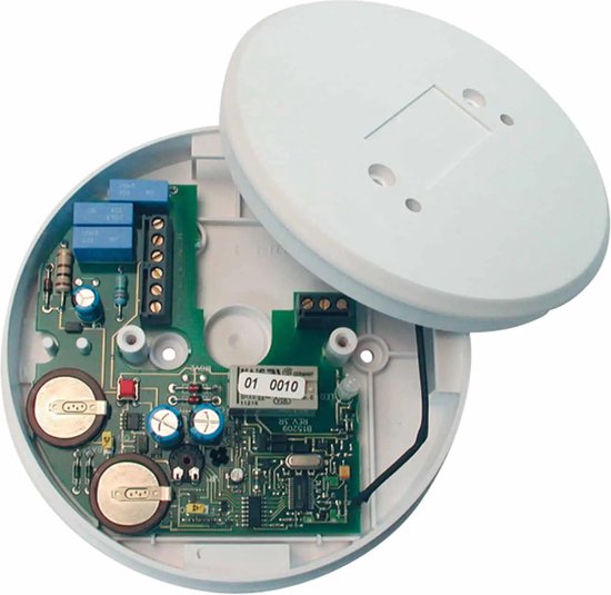 Open witte rookmelderbasis met printplaat, batterijen en bedrading zichtbaar.
