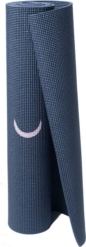 Donkerblauwe yogamat, opgerold, met een halve maan print in het wit.