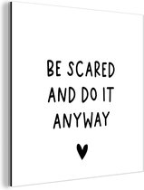 Décoration murale Métal - Peinture Aluminium Industrielle - Citation anglaise "Be afraid and do it anyway" avec un cœur sur fond blanc - 90x90 cm - Dibond - Photo sur aluminium - Décoration murale industrielle - Pour le salon / chambre