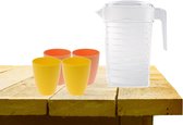 Set van 1x waterkan met deksel 1L met drinkbekers 2x geel en 2x oranje