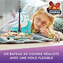 Een meisje met bril kijkt naar de LEGO Friends zeilboot set met drie poppetjes en racepoort.
