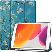 Tablet hoes geschikt voor iPad 2021 / 2020 / 2019 Hoes met Apple Pencil Houder & Auto Sleep/Wake functie - Tri-Fold book Case - 10.2 inch - Witte Bloesem