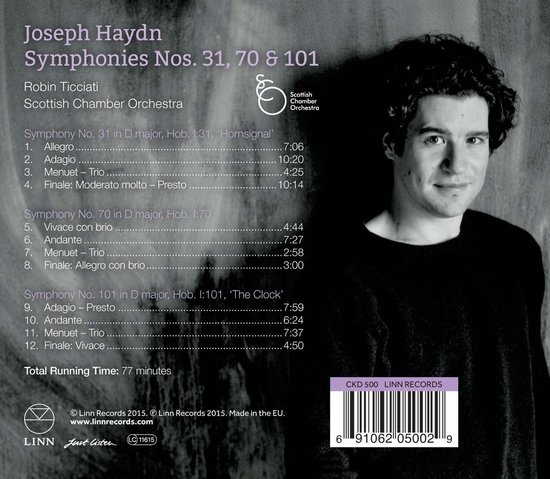 Joseph Haydn Symphonies Nos. 31, 70 & 101. Een man met krullend haar, gekleed in een zwart shirt, kijkt naar rechts. Robin Ticciati, Scottish Chamber Orchestra.