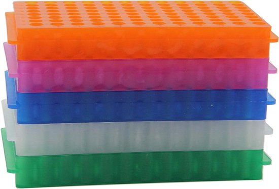 Stapel van vijf buizenrekken in de kleuren oranje, paars, blauw, transparant en groen, elk met 96 posities.