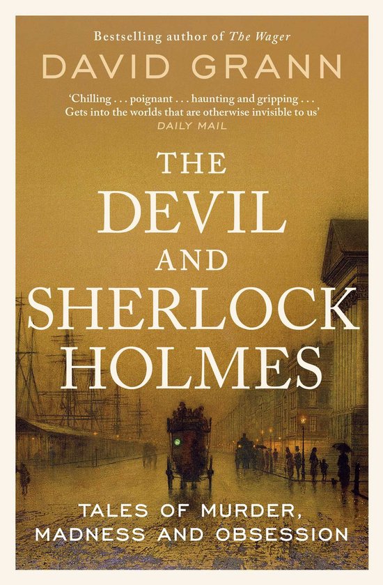 Boek kaft van 'The Devil and Sherlock Holmes' met David Grann's naam prominent, een omlijsting van citaten, en een mistige Victoriaanse straatscène met een koets en gebouwen.
