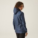 Vrouw met krullend haar, van achteren gezien, in een donkerblauwe regenjas met capuchon.