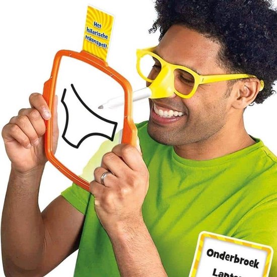 Man met gele bril en neus toont een tekening van ondergoed op een bord. Hij houdt een stift vast.