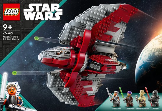 Doos van LEGO Star Wars 75362 Ahsoka Tano's T-6 Jedi Shuttle. Rood met grijze shuttle met planeten op de achtergrond. Figuren Ahsoka Tano, Sabine Wren, Professor Huyang en Marrok.
