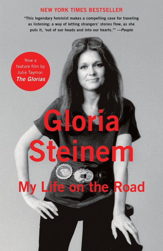 Gloria Steinem, auteure de My Life on the Road, avec des lunettes de soleil sur la tête.