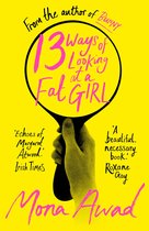 Boekomslag: '13 Ways of Looking at a Fat Girl' van Mona Awad. De titel staat in felroze letters in een vergrootglas. Een hand houdt het vergrootglas vast tegen een gele achtergrond.