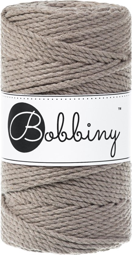 Een rol koffiekleurig Bobbiny macramé garen van 3mm dik, met een wit label met zwarte tekst.