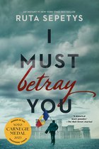 Boekomslag van 'I Must Betray You' van Ruta Sepetys. Een man met een vlag rent naar een gebouw onder een dramatische hemel. Bekroond met de Yoto Carnegie Medal.