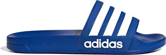 Blauwe slipper met witte Adidas-strepen op de band.