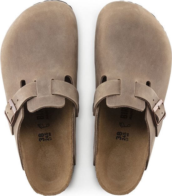 Bruine Birkenstock Boston klompen met een gesp, bovenkant zichtbaar.