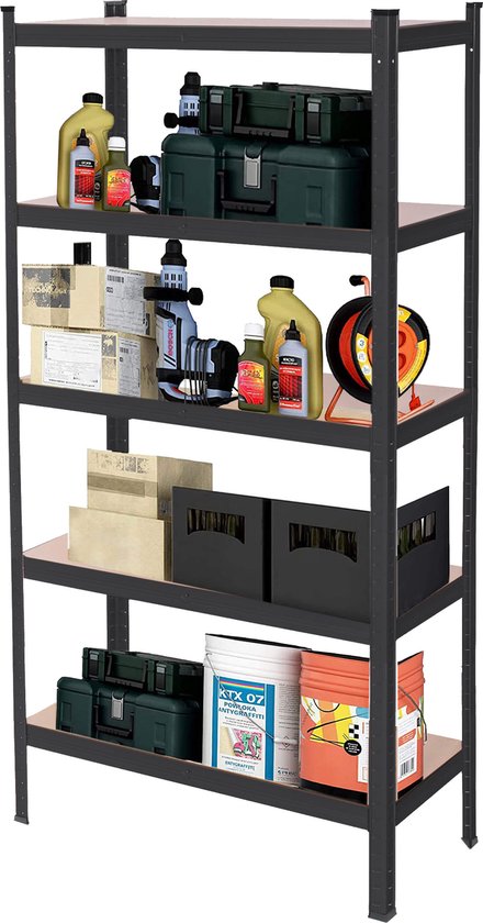 Zwart metalen stellingkast met houten planken, gevuld met opbergdozen, gereedschap en vloeistoffen.