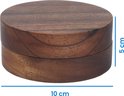 Gesloten bruine houten asbak met afmetingen: 10 cm breed en 5 cm hoog.