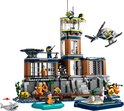 LEGO City Politiegevangeniseiland met gevangenistoren, helikopter, bootjes, gevangenen en agenten op een witte achtergrond.