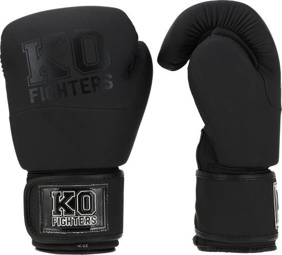 Zwarte bokshandschoenen met glimmend logo 'KO FIGHTERS'.
