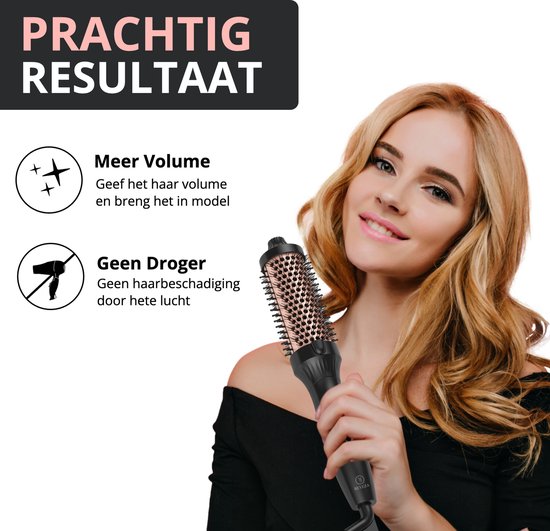 Vrouw met lang, blond, steil haar, die een warme luchtborstel vasthoudt. Tekst over volume en geen droger.