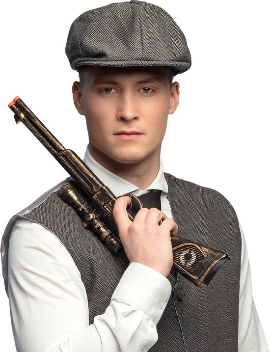 Oud - West - Geweer Tegen De Muur En Een Opgesloten Revolver Van Het Leger Gekaapt Gesloten Ge%c3%afsoleerd Op Witte Achtergrond Image229714713