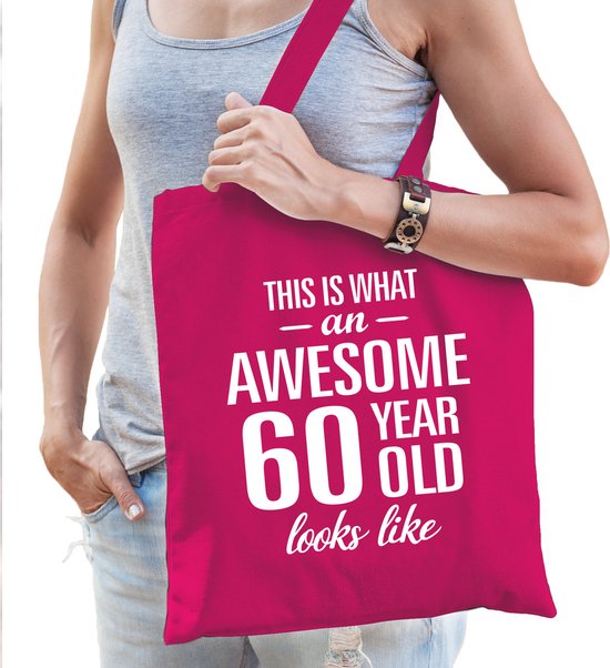 Awesome 60 year / geweldig 60 jaar cadeau tas roze voor dames - kado tas / verjaardag tasje / shopper