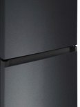 Detailopname van de greeploze opening van de deur van een zwarte Inventum koel-vriescombinatie.