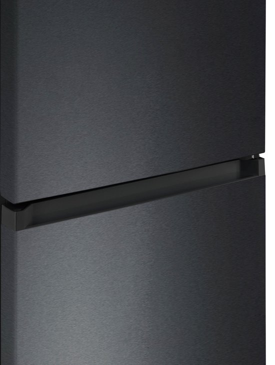 Detailopname van de greeploze opening van de deur van een zwarte Inventum koel-vriescombinatie.