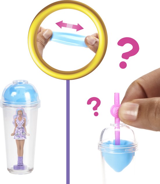Een miniatuur Barbiepop in een doorzichtig bekerformaat product. De pop heeft paars haar en een paarse jurk.