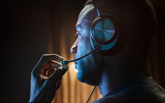 Man met zwarte SteelSeries Arctis Nova Pro gaming headset met microfoon.