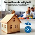 Houten speelgoedhuisje op de voorgrond. Op de achtergrond een gezin op de grond. CE- en NEN-logo's.