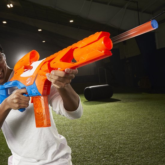 Man richt een oranje en blauwe Nerf N-Series Pinpoint blaster, die een oranje dart afvuurt.