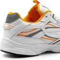 Witte sneaker met oranje en grijze accenten en mesh details. De zool is wit met een zwarte hak.