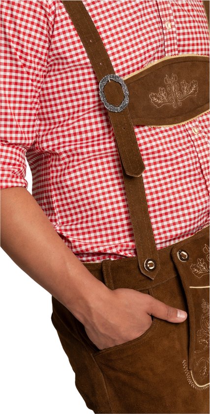 Gros plan de la culotte de leder brune et des bretelles avec boucle métallique.