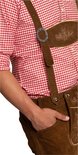 Gros plan de la culotte de leder brune et des bretelles avec boucle métallique.