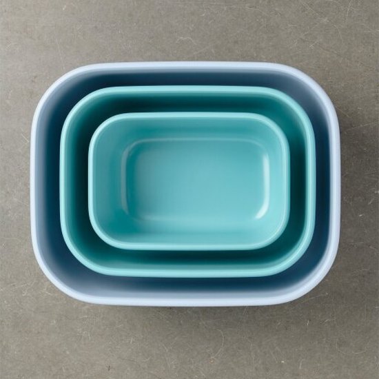 Gezicht van bovenaf op drie stapelbare blauwe vershoudbakjes.