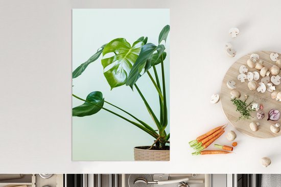 KitchenYeah® Inductie beschermer 30x52 cm - Monstera in een pot met een lichte achtergrond - Kookplaataccessoires - Afdekplaat voor kookplaat - Inductiebeschermer - Inductiemat - Inductieplaat mat